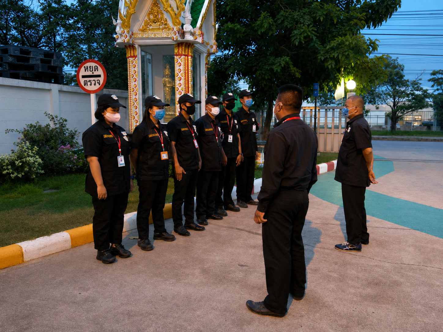 ทีมรักษาความปลอดภัยเตรียมปฏิบัติงาน